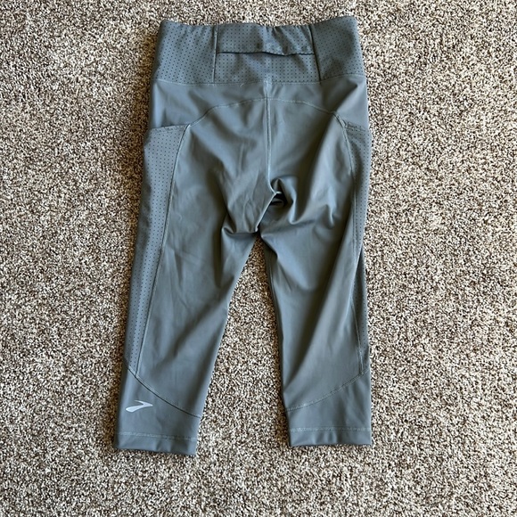 Brooks Running Capris EUC Size M - Picture 4 of 5